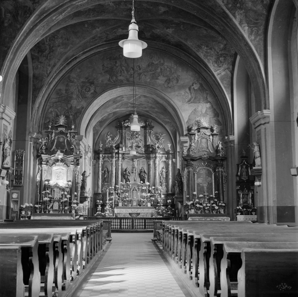 klasztor Redemptorystów - kościół pw. Podwyższenia Krzyża Świętego - wnętrze - nawa główna - prezbiterium - ołtarz główny, skan 1