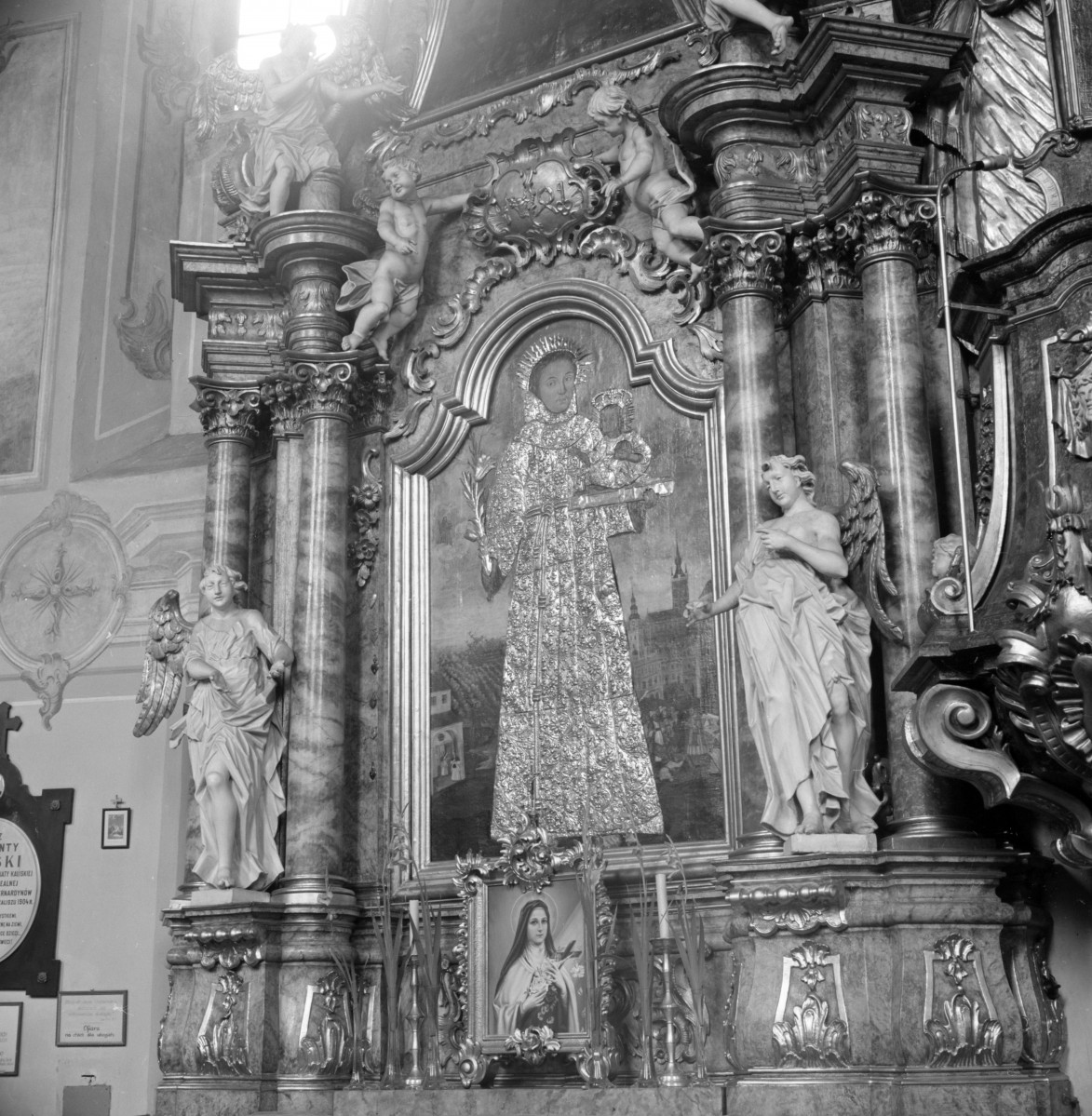 kościół klasztorny jezuitów pw. Nawiedzenia NMP - wnętrze, ołtarz boczny, skan 1