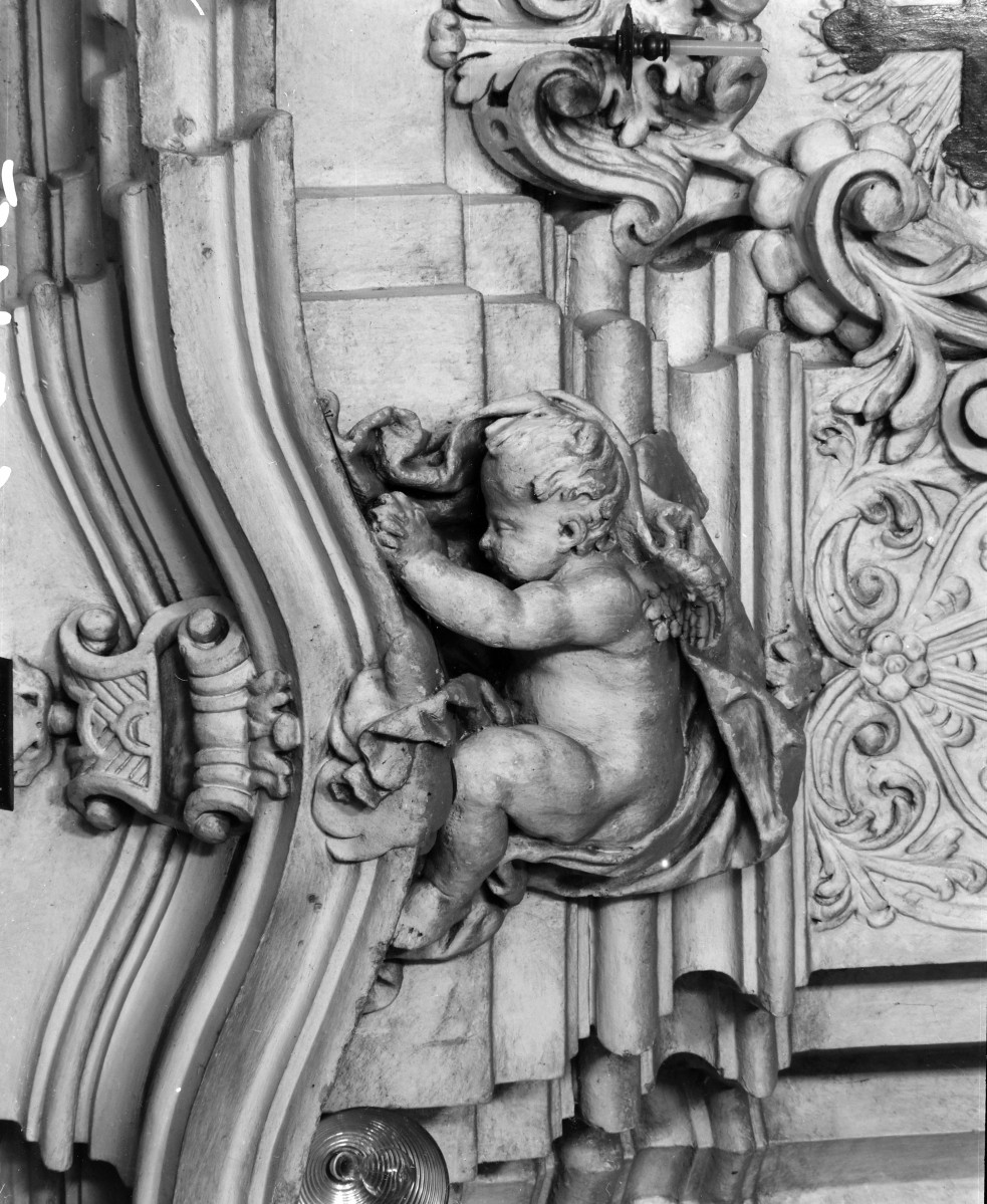 klasztor Benedyktynek - kościół pw. Wniebowzięcia Najświętszej Maryi Panny - wnętrze - nawa główna - dekoracja głowicy filaru - fragment, skan 1