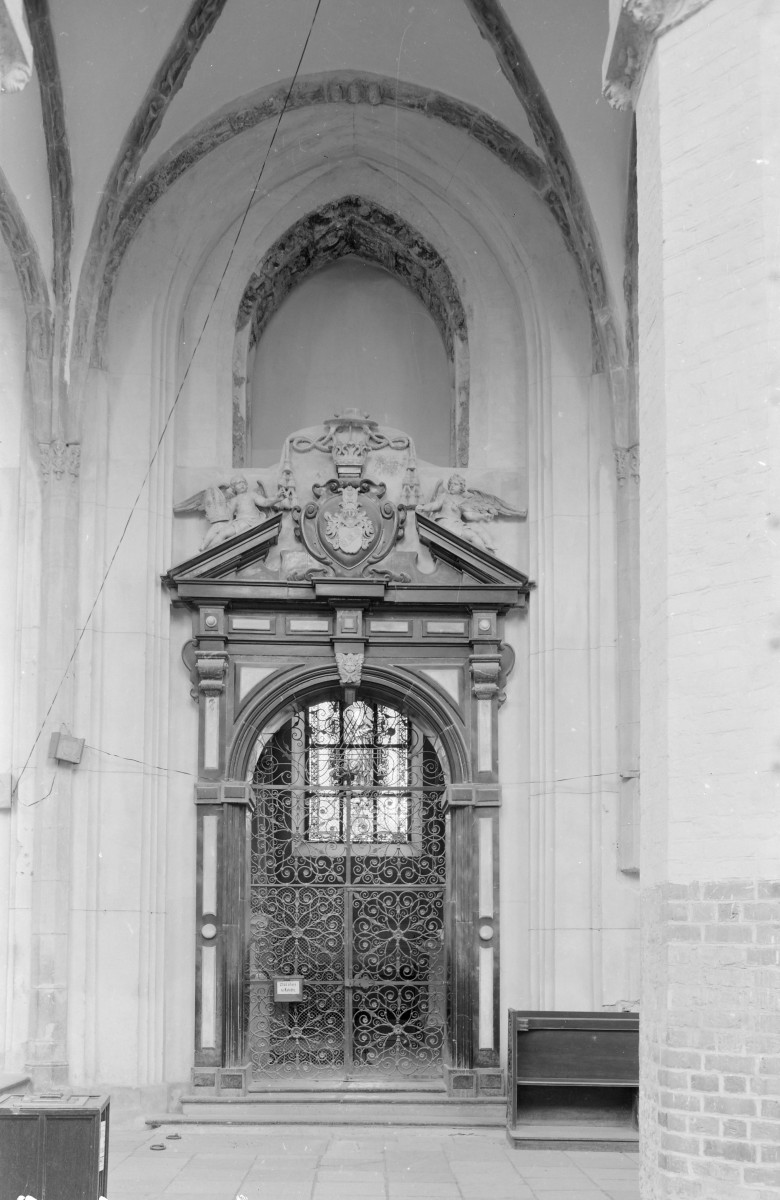 Katedra pw. Wniebowzięcia Najświętszej Marii Panny i św. Wojciecha - wnętrze: portal do kaplicy Łubieńskich, skan 1