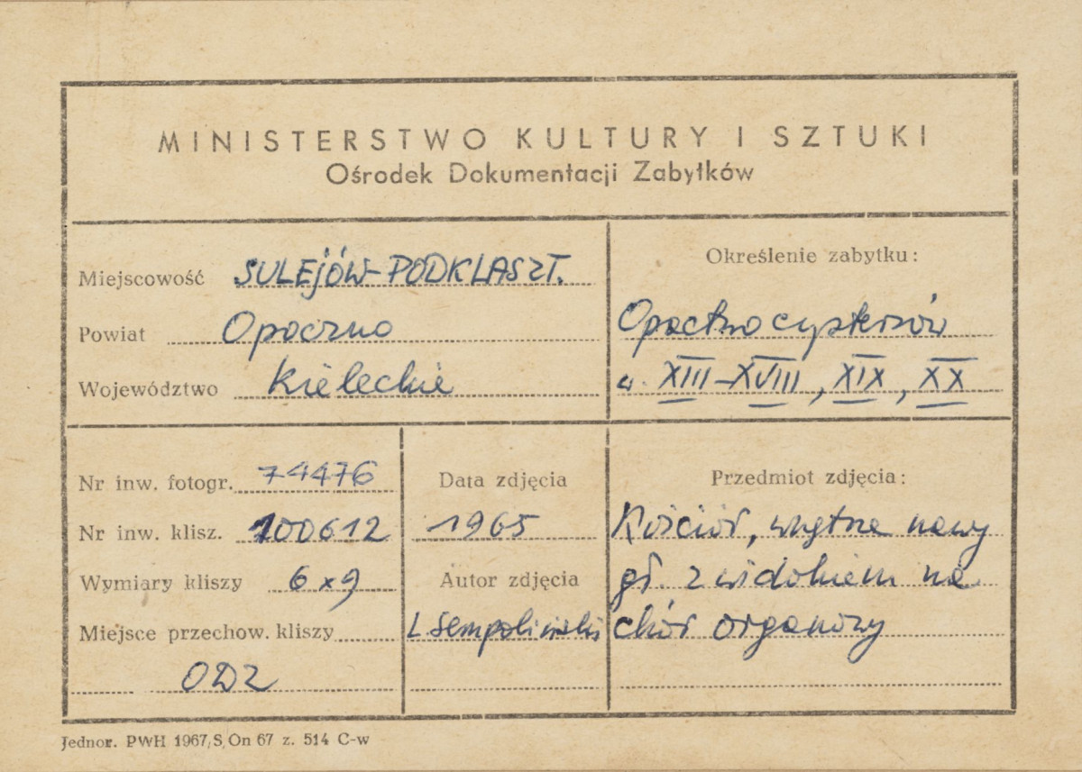 Zespół opactwa cystersów - wnętrze kościoła, widok na nawę główną w kierunku chóru - metryczka, skan 1