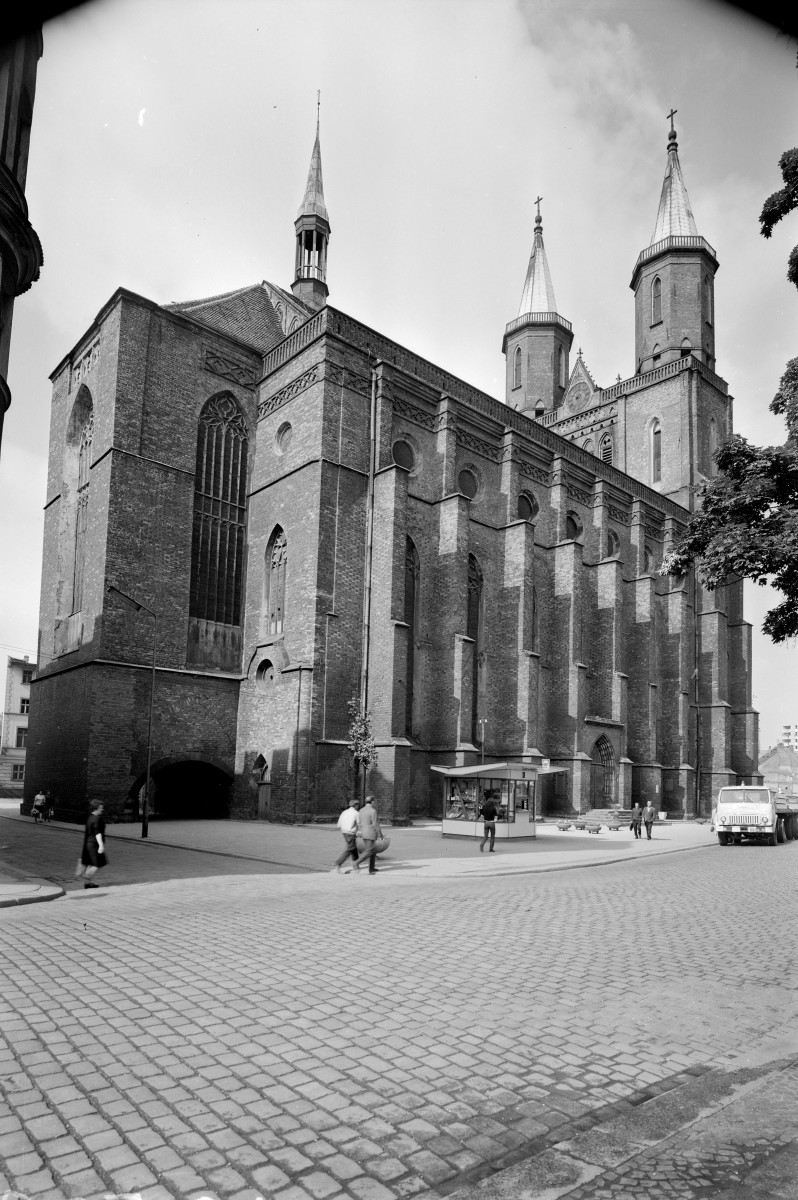katedra św. apostołów Piotra i Pawła - elewacja, widok ogólny, skan 1