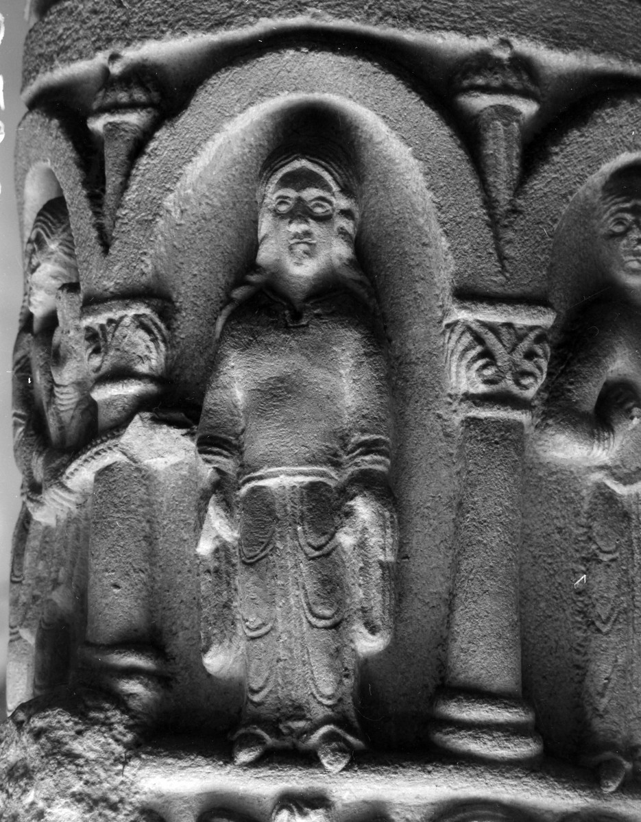 Kościół pw. Świętej Trójcy - nawa główna. Kolumna romańska. Kolumna cnót. Płaskorzeźba symbolizująca Posłuszeństwo., skan 1