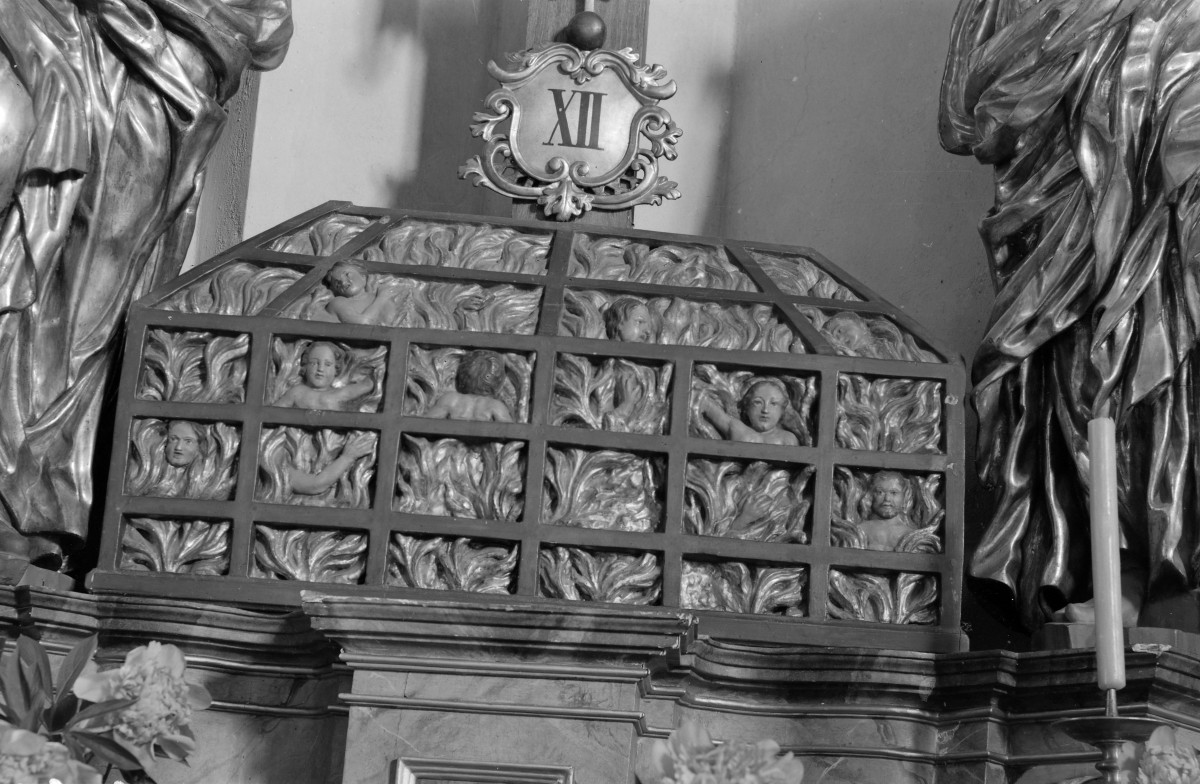 kościół pw. Jana Chrzciciela - Sanktuarium Matki Bożej Grodowieckiej – Jutrzenki Nadziei - wnętrze - grupa Ukrzyżowania - fragment podstawy - rzeźba potępieńcy, skan 1