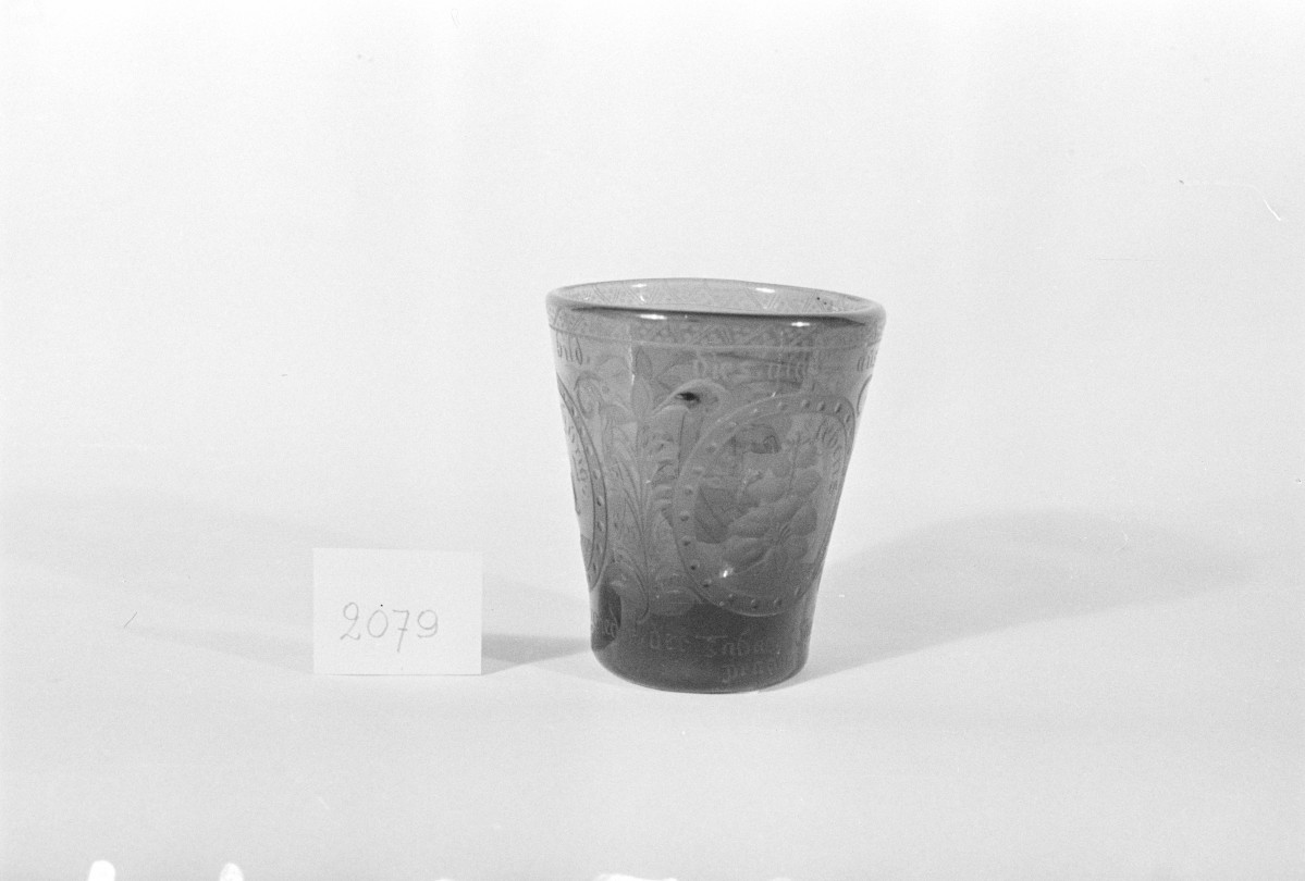 Muzeum Narodowe w Warszawie, szklanka zielona z ornamentem roślinnym, skan 1
