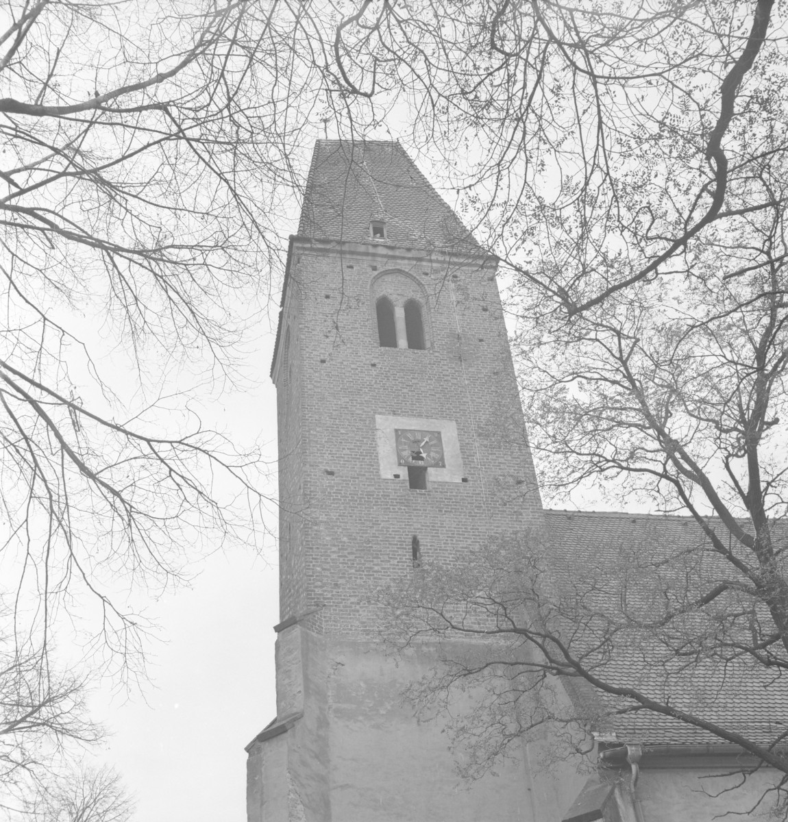 kościół parafialny pw. św. Marii Magdaleny - gotycka wieża z zegarem oraz biforium, skan 1
