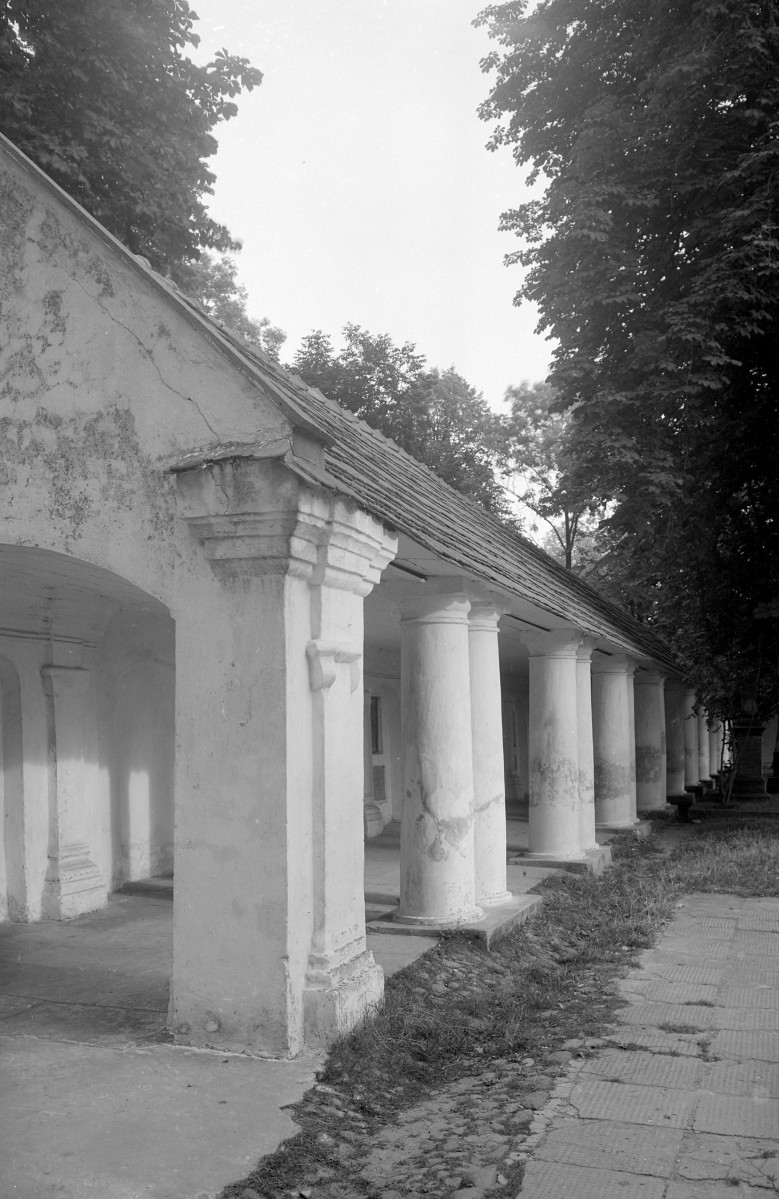 zespół klasztorny Bernardynów, krużganki - fragment, skan 1