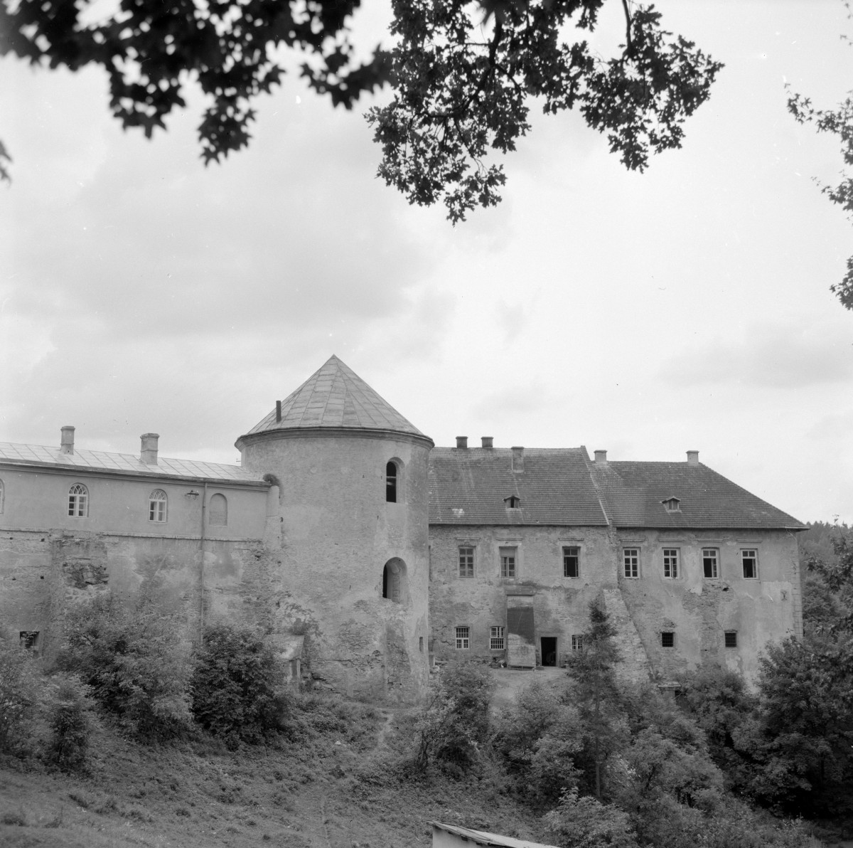 zamek Kmitów - elewacja, baszta, skan 1