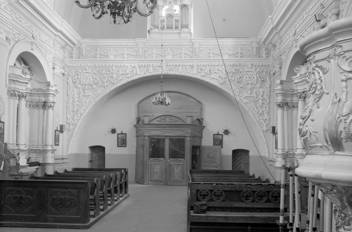 Kościół św. Jacka - wnętrze: empora, chór muzyczny i fragment ambony, skan 1