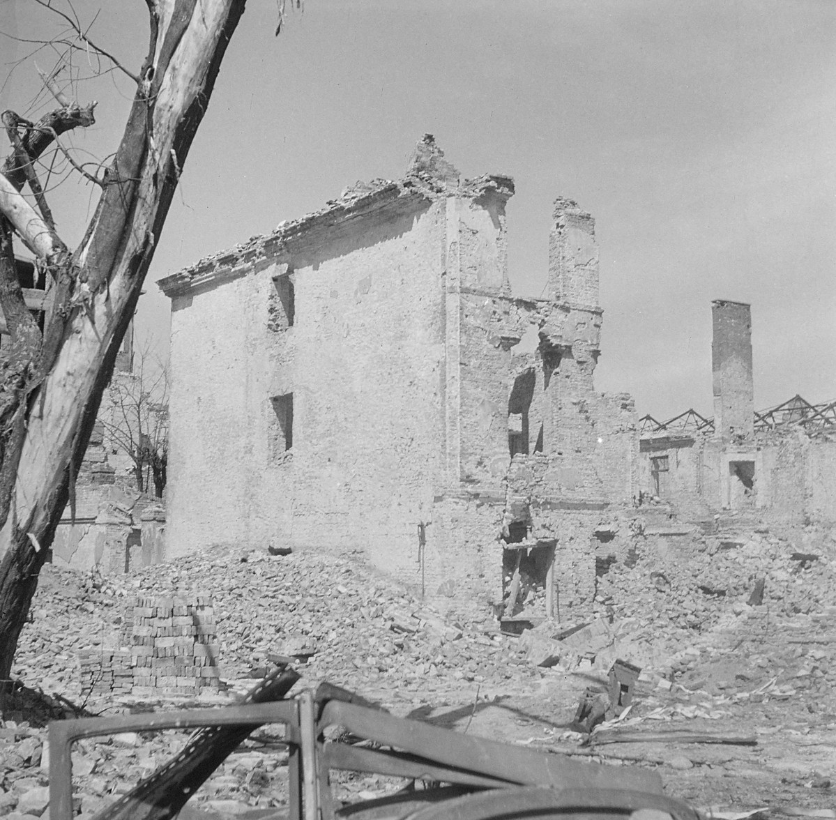 Zniszczony budynek. Brak identyfikacji. Zrujnowana struktura , skan 1