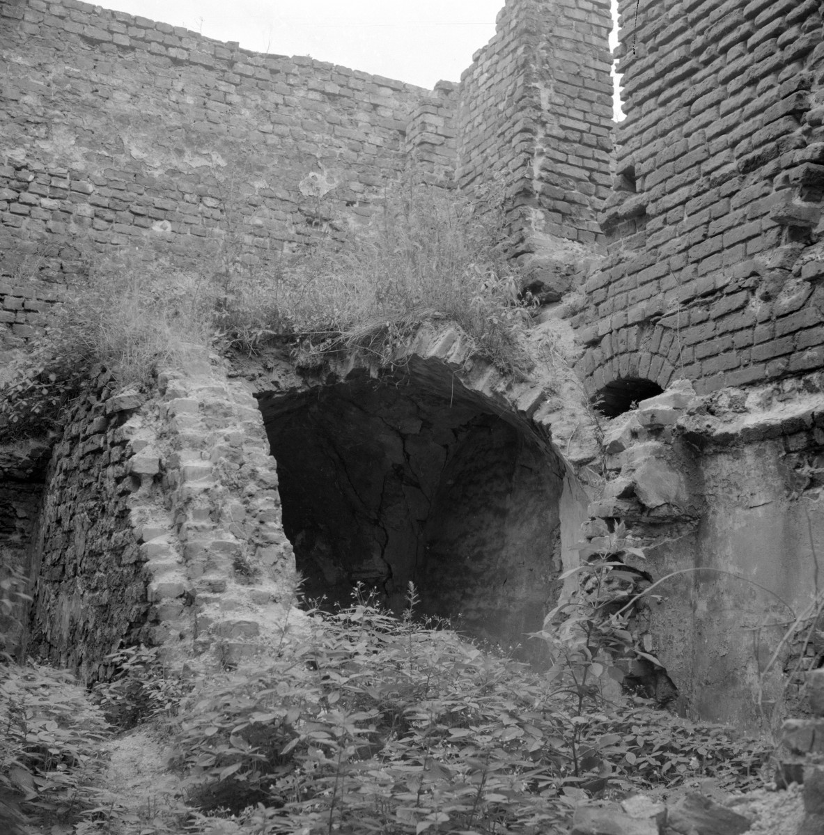 zespół klasztorny dominikanów, kościół pw. Najświętszej Marii Panny, obecnie galeria sztuki EL - budynek zachodni, część środkowa, wnętrze: fragment, skan 1