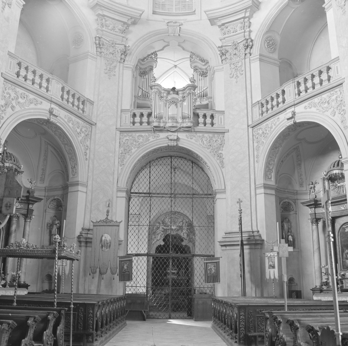 Bazylika Nawiedzenia Najświętszej Marii Panny - wnętrze: nawa główna. Empora i prospektem organowym., skan 1