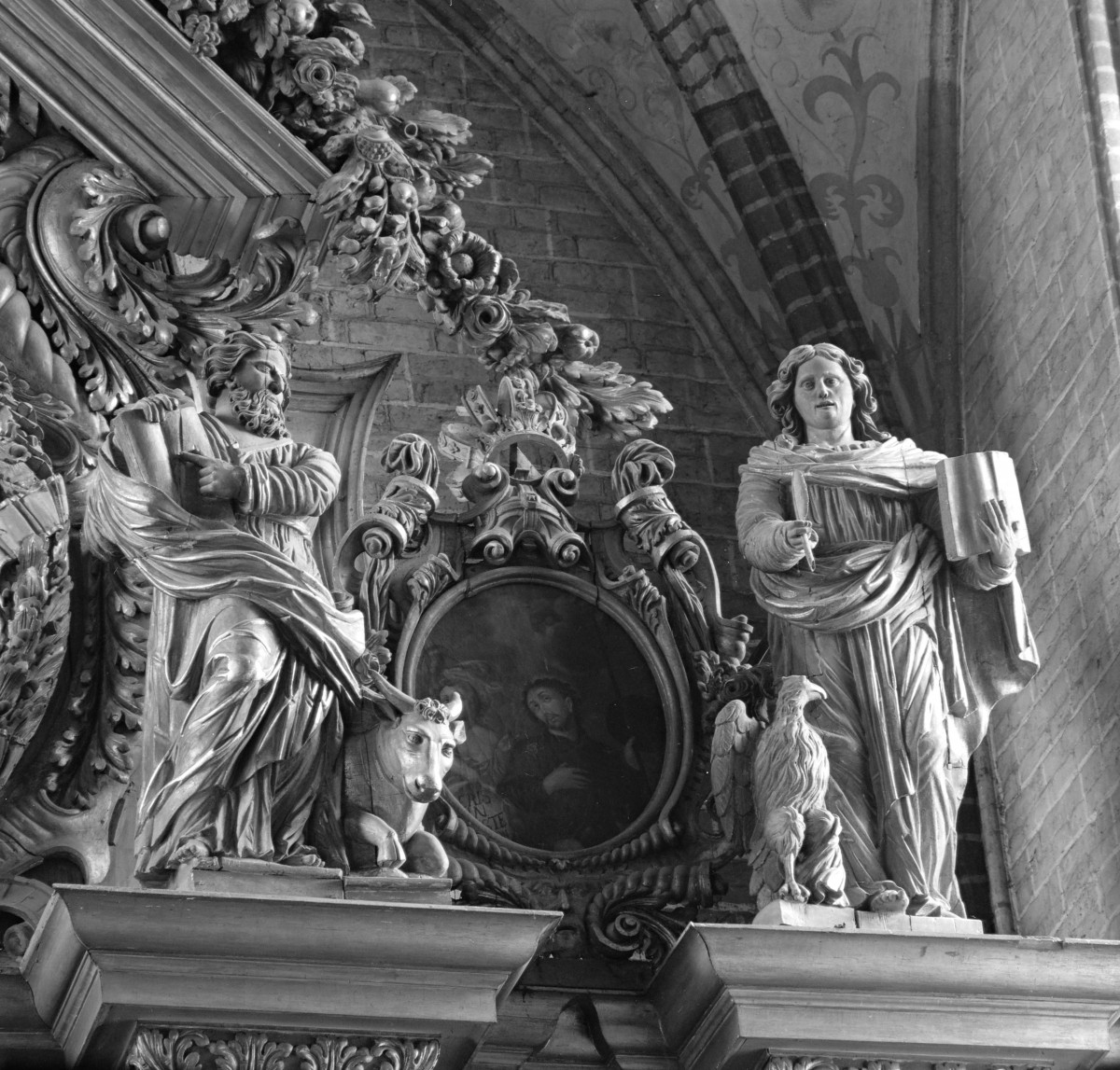 Kościół Wniebowzięcia Najświętszej Maryi Panny - wnętrze. Zwieńczenie ołtarz głównego z rzeźbą św. Łukasza i Jana., skan 1