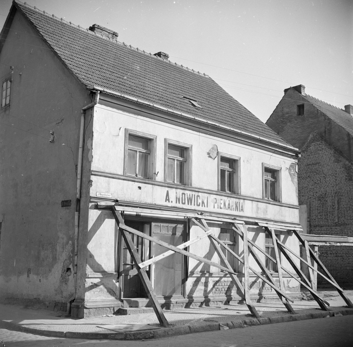 dom - elewacaj frontowa, piekarnia, skan 1