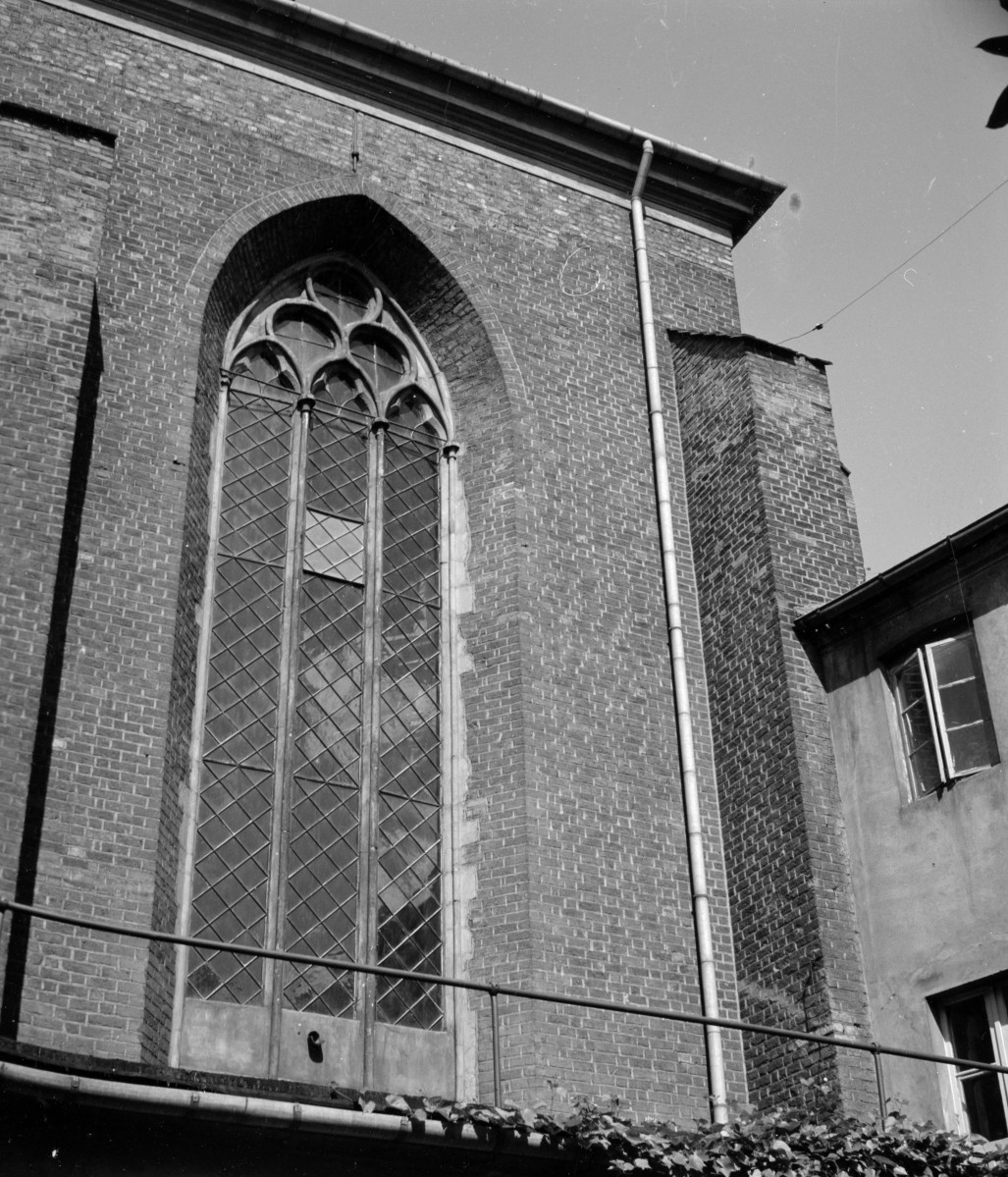 kościół św. Stanisława Biskupa - elewacja boczna, fragment prezbiterium, skan 1