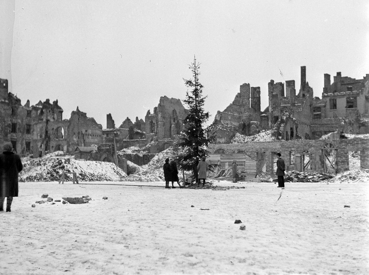 Strona Kołątaja. Początek odbudowy. Widoczna na rynku choinka i mieszkańcy. Zima., skan 1