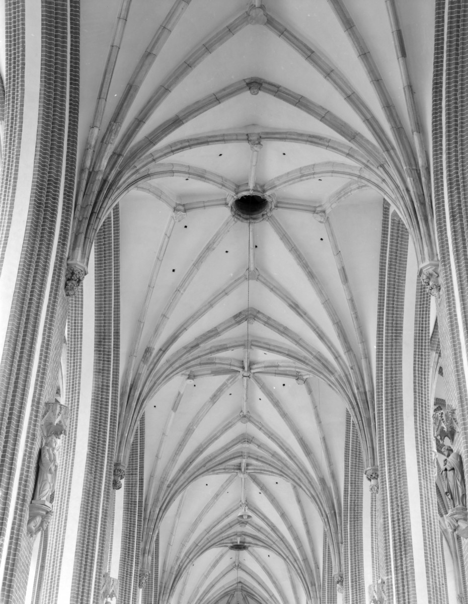 kościół pw. Najświętszej Marii Panny Na Piasku - wnętrze: sklepienie nawy głównej, skan 1