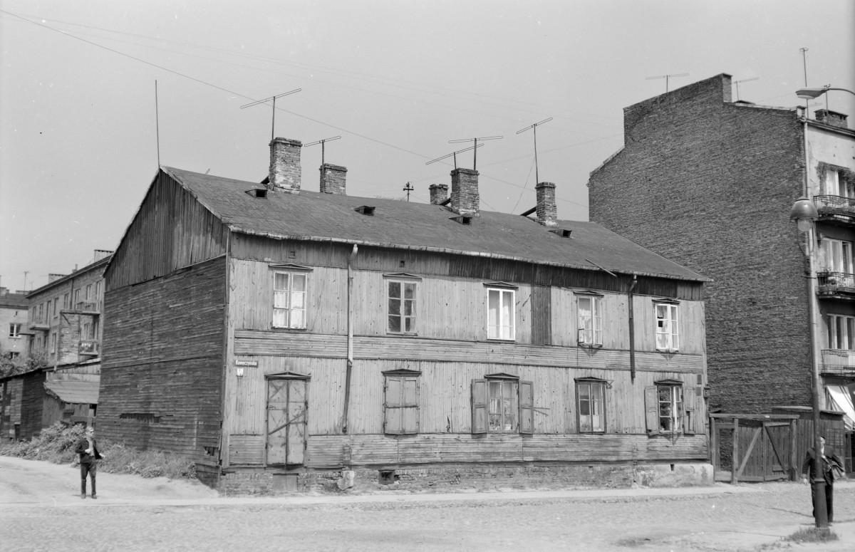 drewniany budynek mieszkalny - elewacja frontowa, skan 1