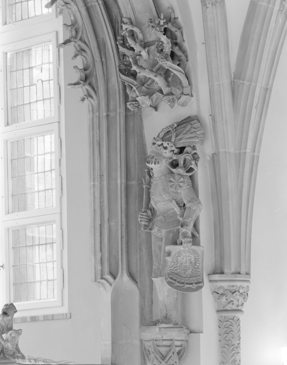 Stary Ratusz -  Wykusz Południowy - giermek z symbolami miejskim (św. Jan Apostoł, litera W nad hełmem), skan 1