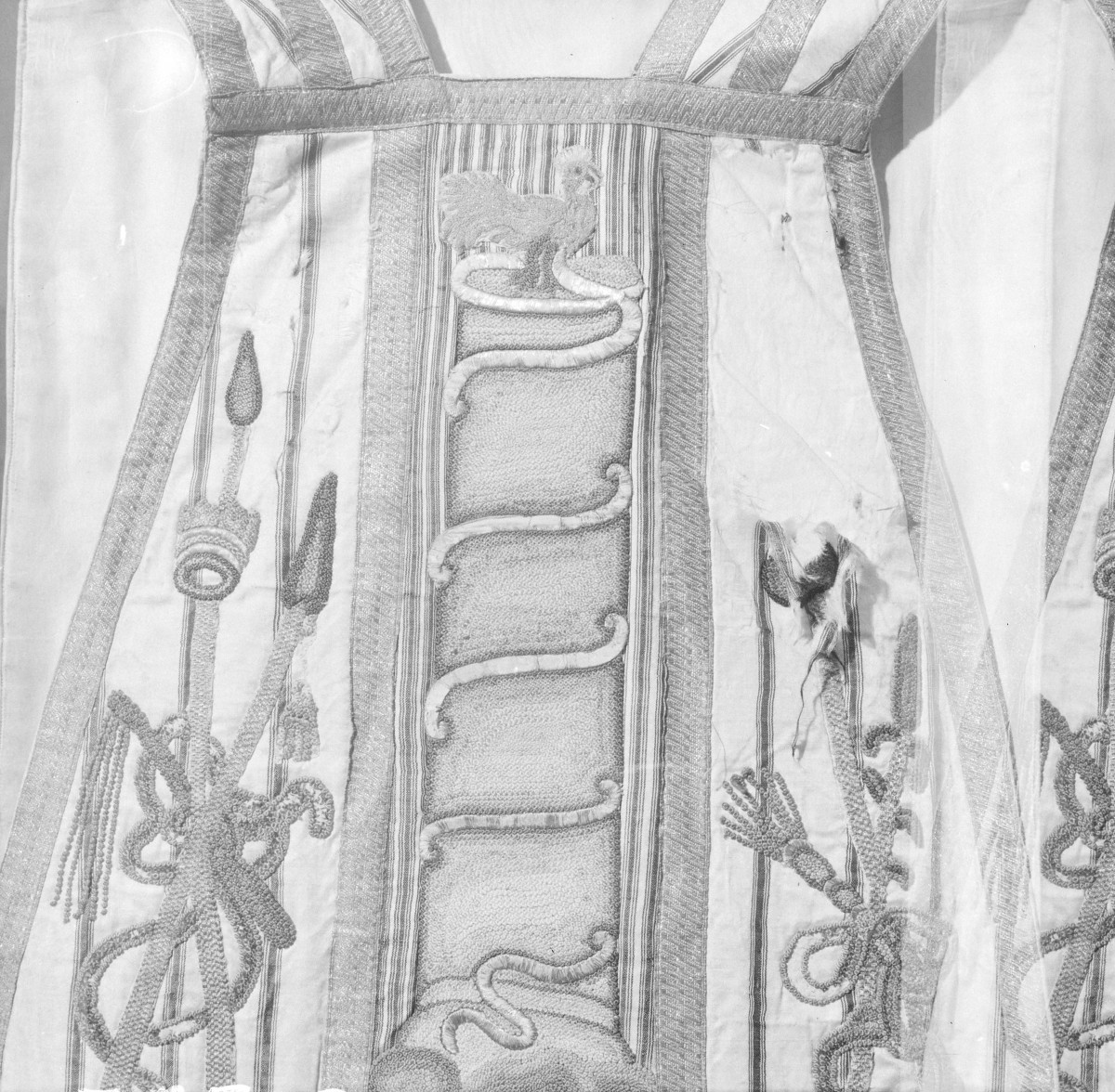 Skarbiec Katedralny - Ornat z Arma Christi. Haft Polski z XVIII. Środek części przodu., skan 1