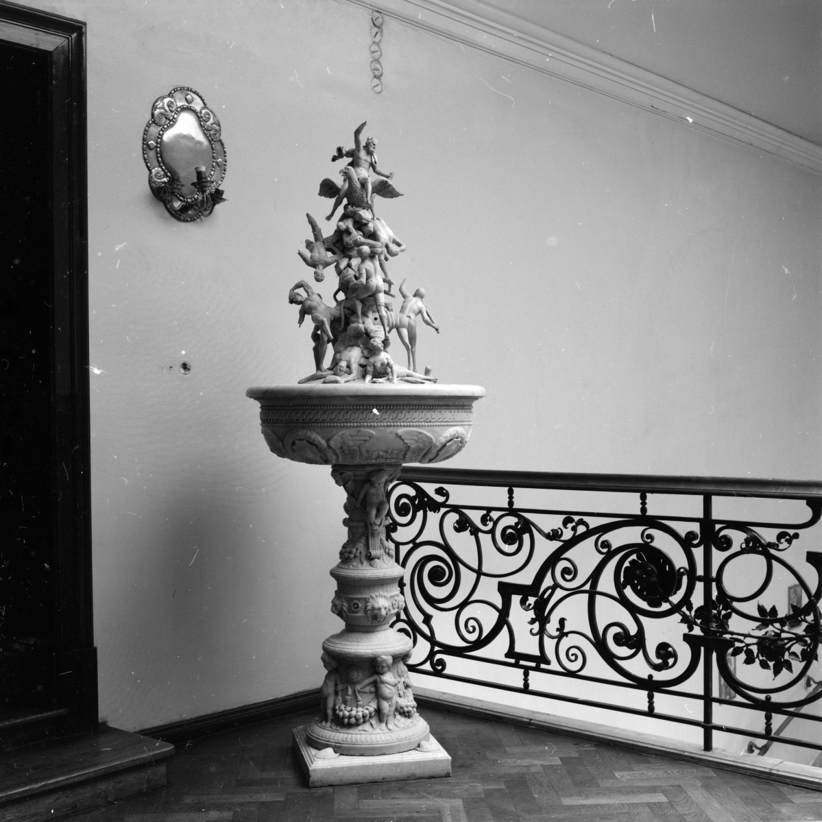 pałac von Strachwitzów - wnętrze - piętro I - fontanna przy balustradzie schodowej  , skan 1