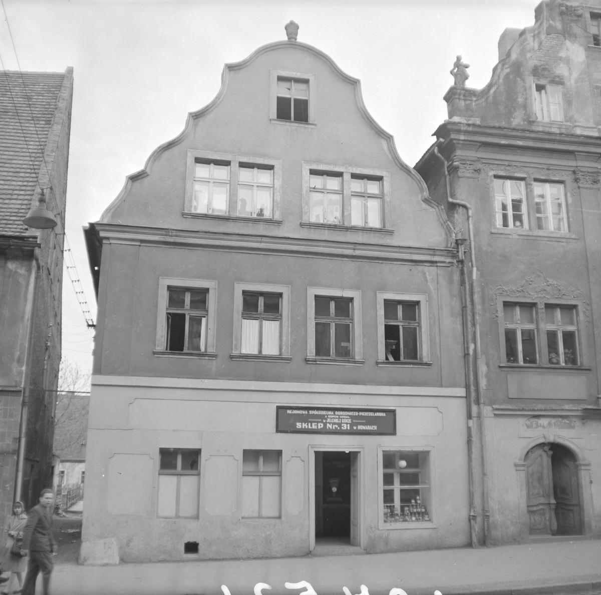 rynek miejski - kamienica - elewacja frontowa, skan 1