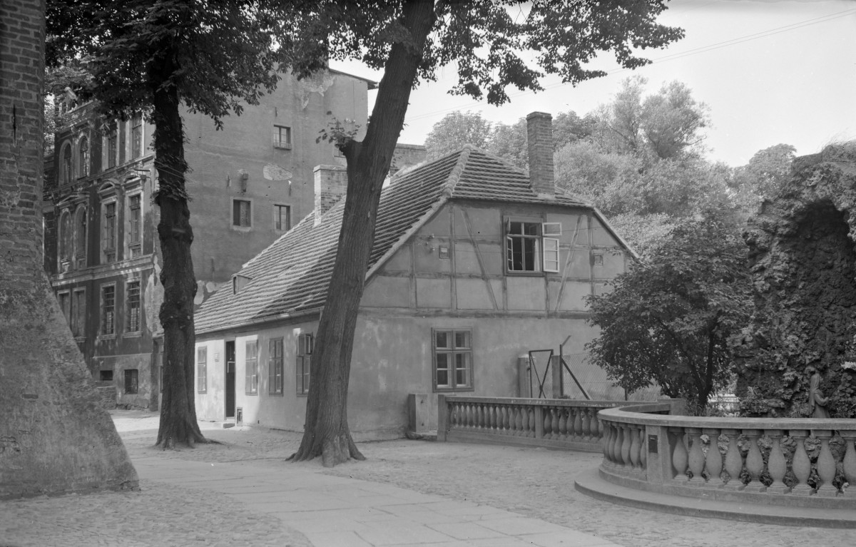 Plebania - elewacja frontowa i boczna., skan 1