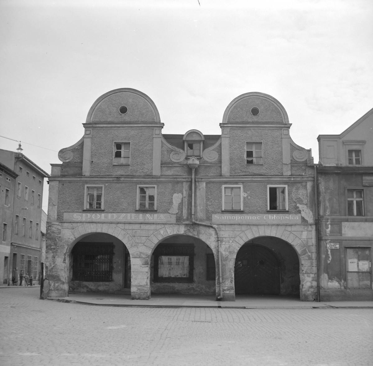 Zabudowa miejska na rynku. Pierzeja. Barokowe i renesansowe elewacje kamienic. Podcienie., skan 1