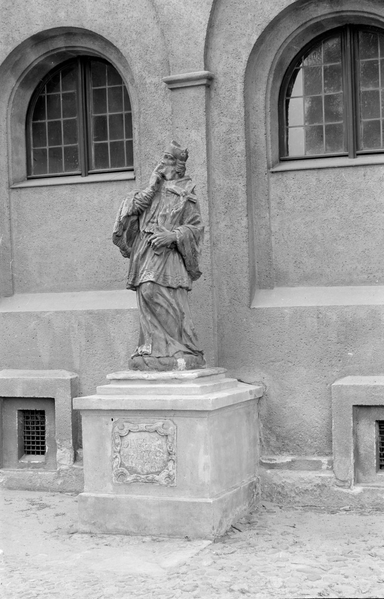 kościół parafialny - cmentarz - figura św. Jana Nepomucena, skan 1