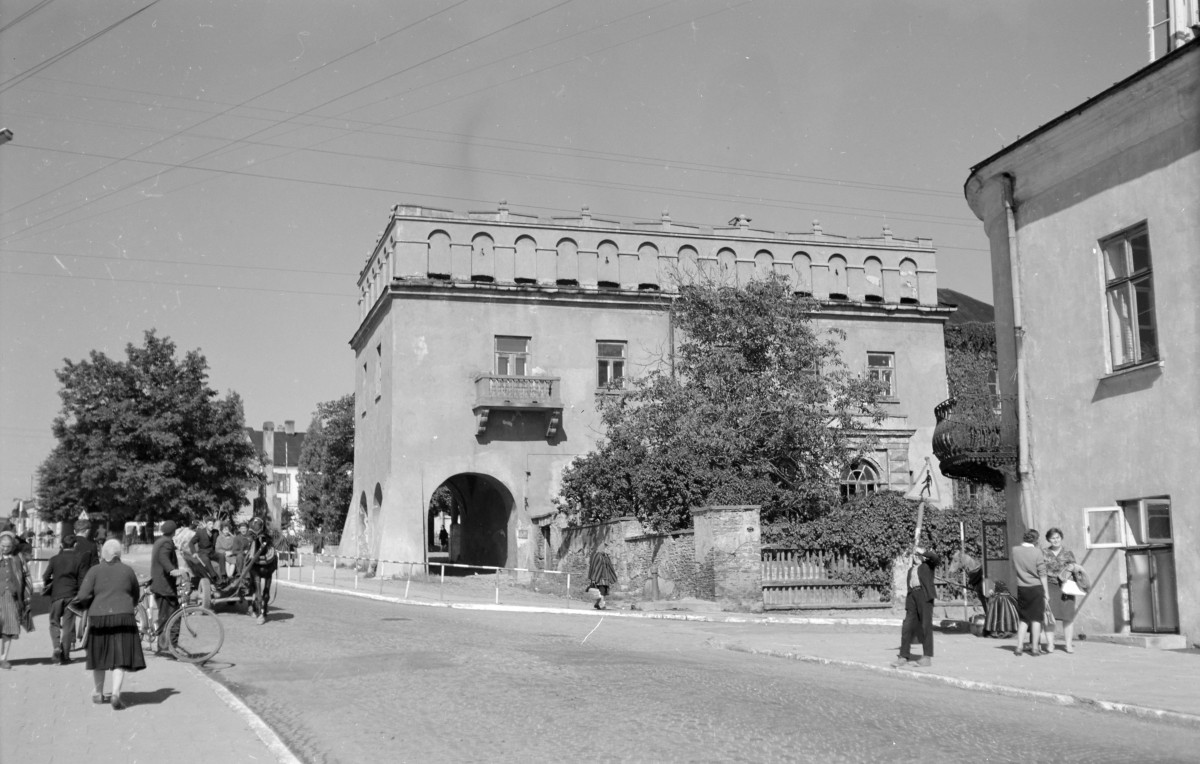 zamek i otaczająca zabudowa - widok od południa, skan 1