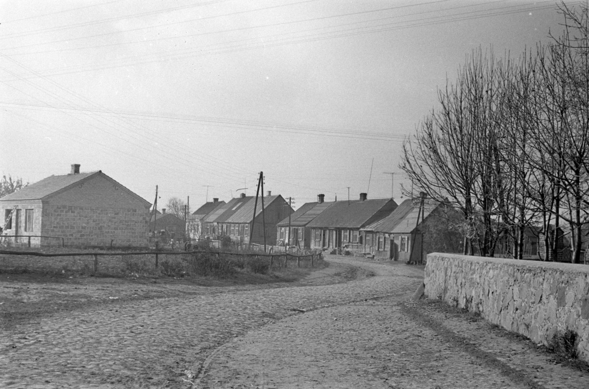 rynek - fragment zabudowy, widoczny kościół filialny pw. św. Stanisława, skan 1