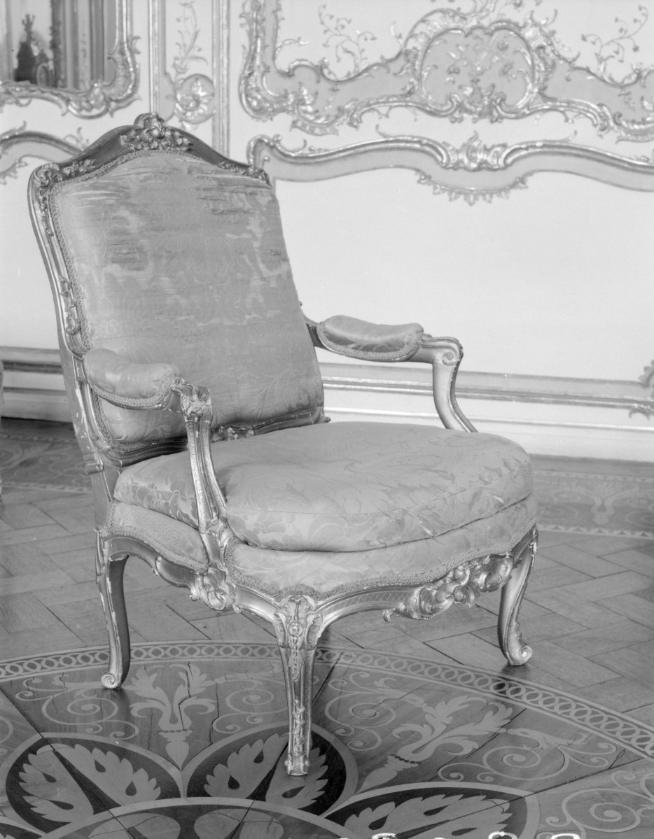 zamek magnacki Lubomirskich i Potockich - wnętrze - piętro I - Sala Lustrzana - fotel, skan 1