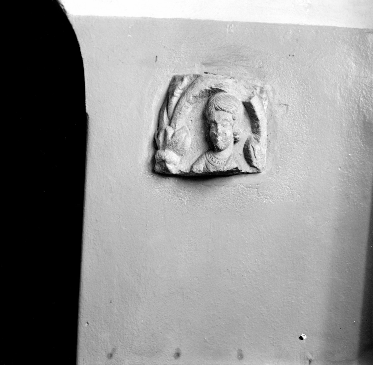 klasztor Norbertanek - kościół pw. Świętej Trójcy - wnętrze - detal romański, skan 1