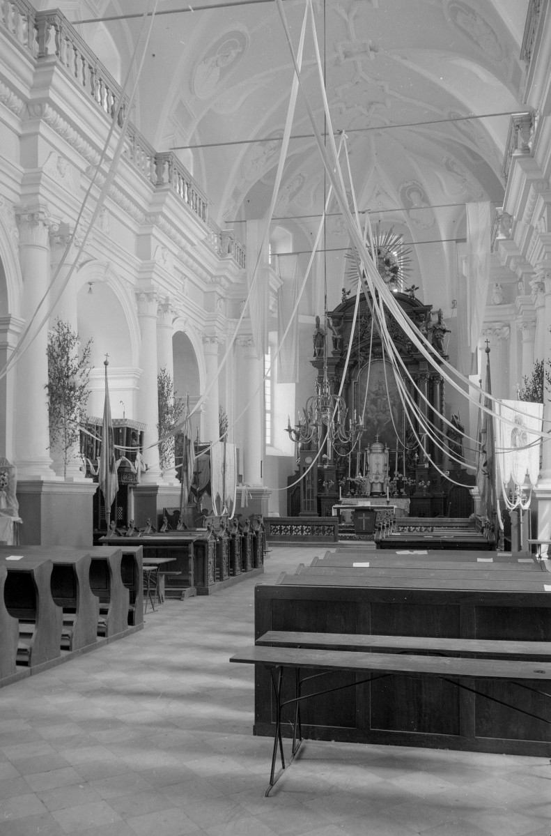 kościół parafialny pw. św.św. Floriana i Katarzyny XVII w. - nawa główna - fragment wnętrza z ołtarzem głównym, skan 1