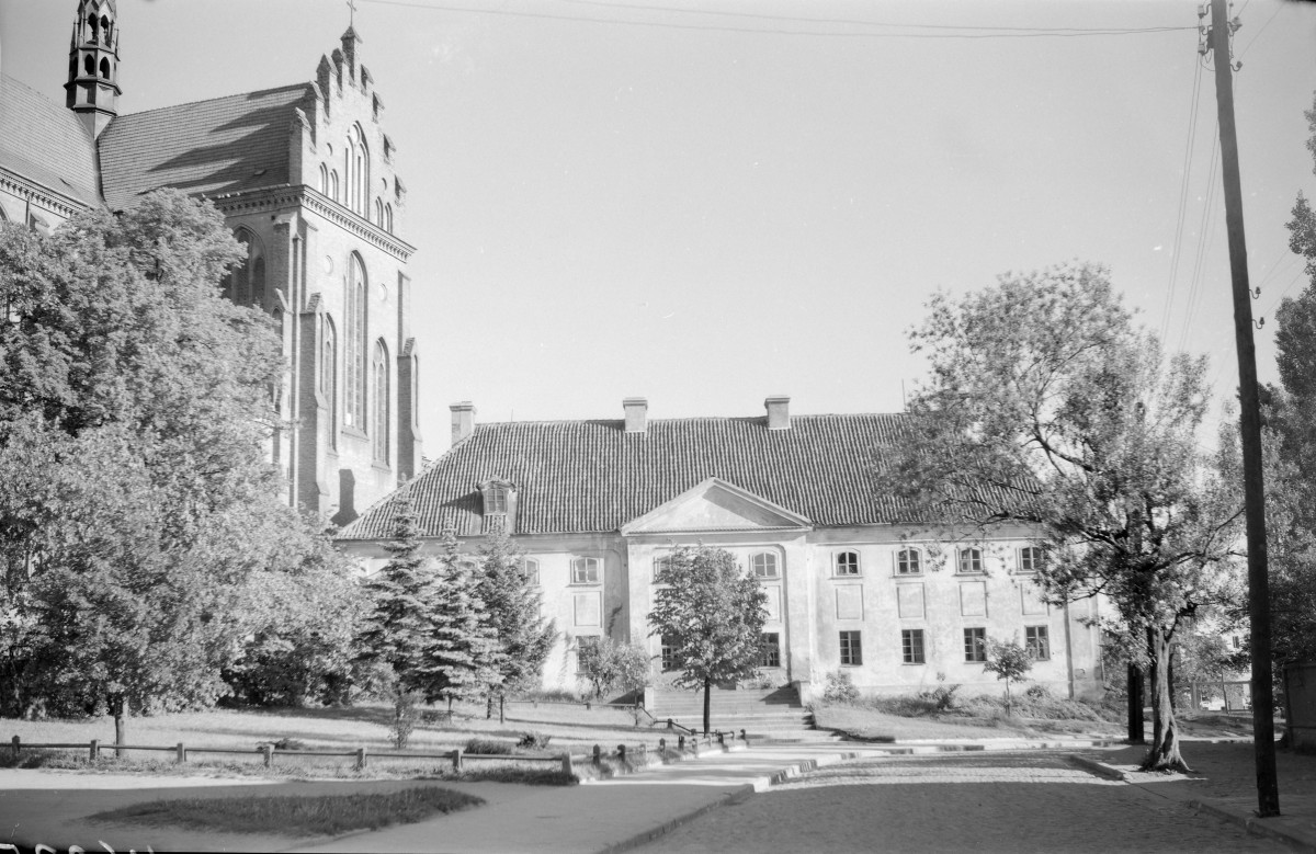 Plebania - elewacja frontowa, obok kościoła., skan 1
