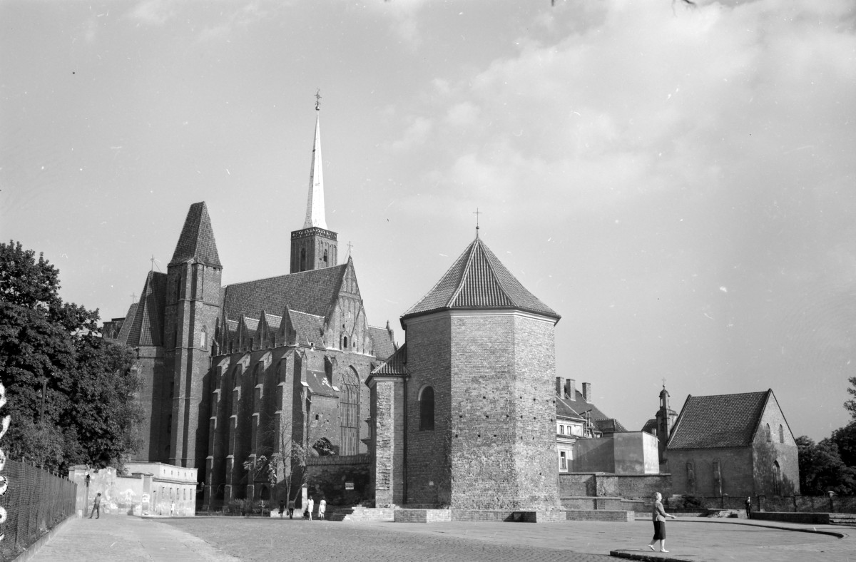 kościół pw. Świętego Krzyża i św. Bartłomieja - widok od północnego-zachodu, skan 1