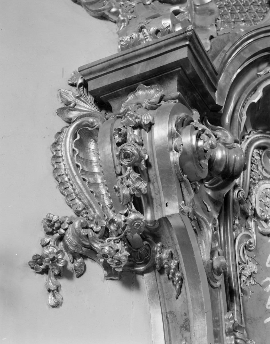 sanktuarium św. Jadwigi Śląskiej - kościół: dekoracja snycerska w prezbiterium z fotelem, detale, skan 1