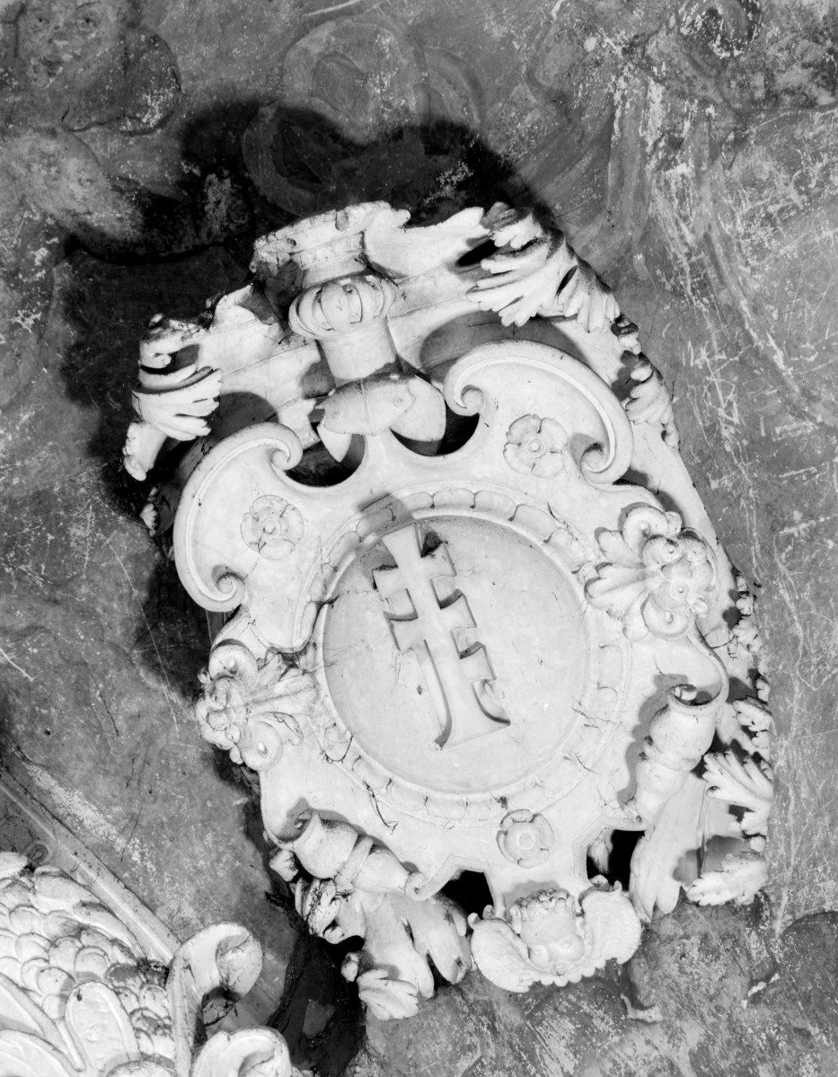 kościół pw. św. Mikołaja - Kaplica Firlejów - wnętrze - pendentyw północno - zachodni - kartusz herbowy z herbem Pilawa, skan 1