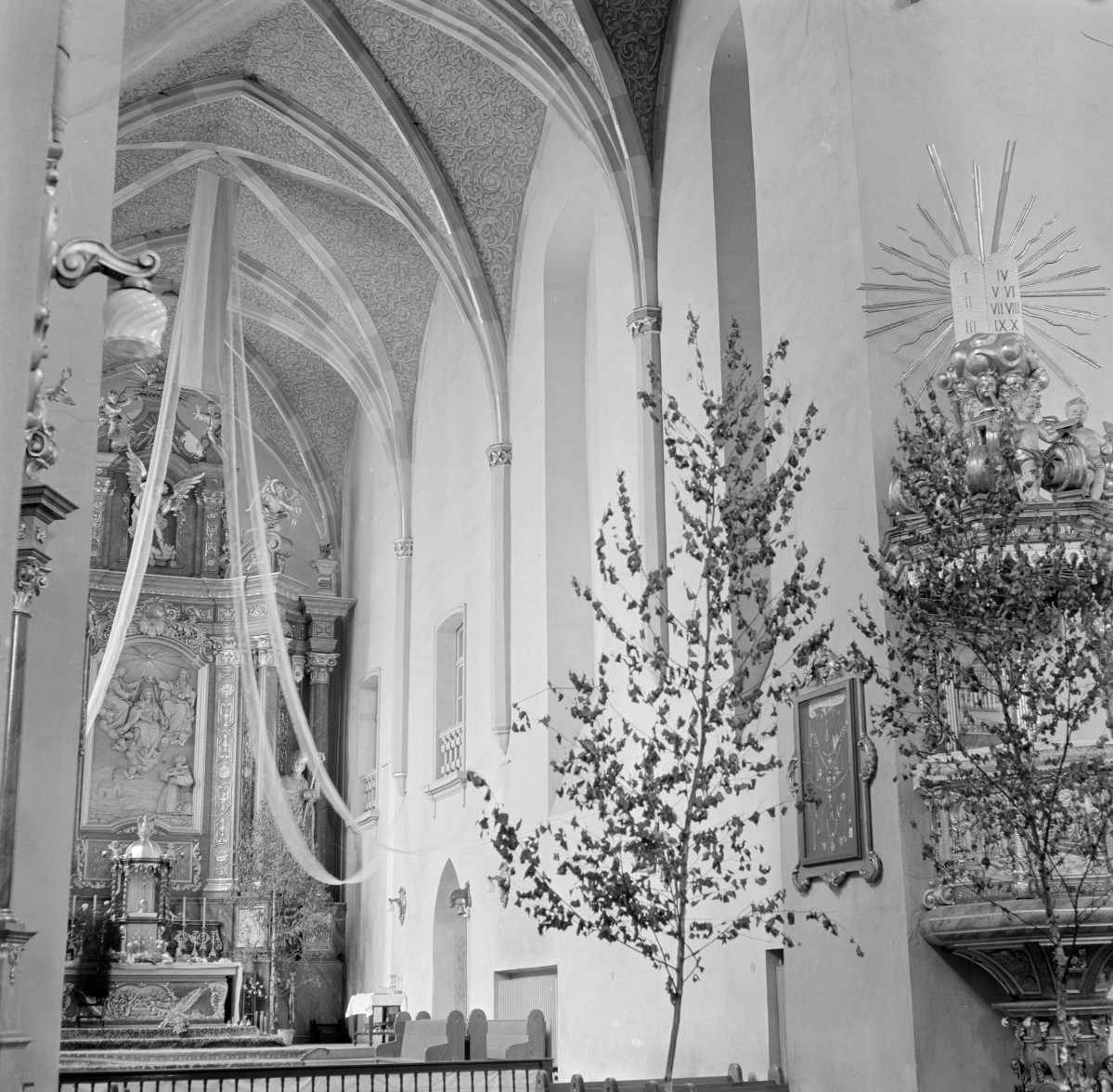 klasztor franciszkanów - kościół pw. Świętej Trójcy - wnętrze - nawa główna - prezbiterium, skan 1