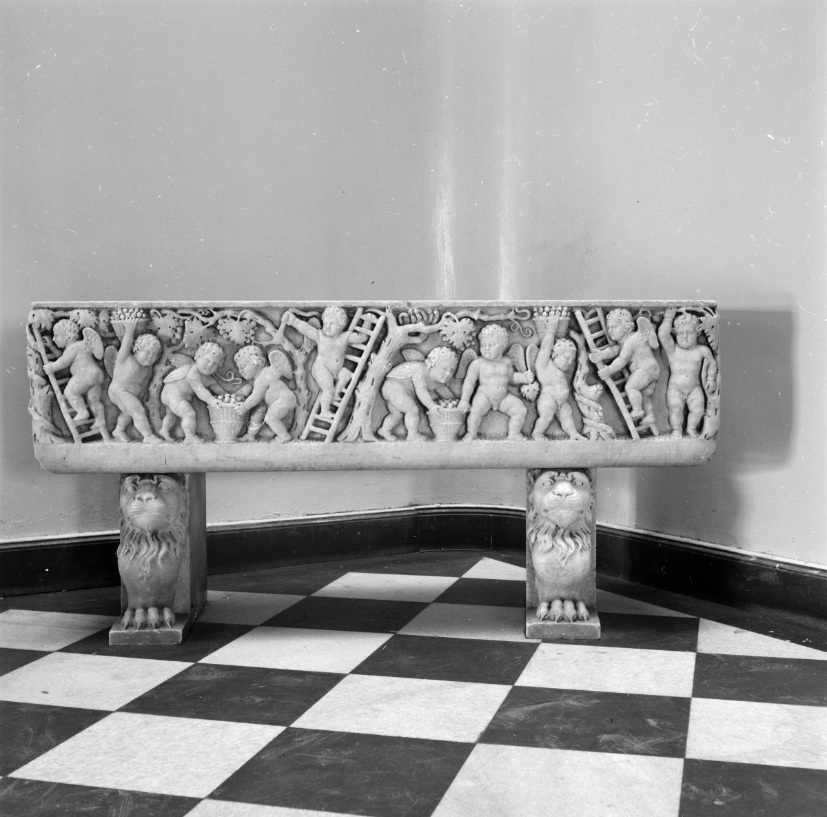 pałac von Strachwitzów - wnętrze - parter - hall - sarkofag rzymski, skan 1
