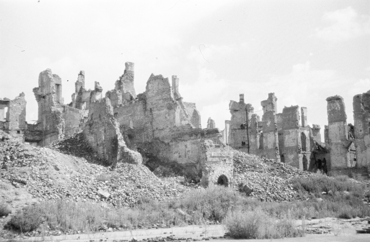 Zgliszcza i ruiny. Pierzeja wschodnie tzw. strona Franciszka Barssa. , skan 1