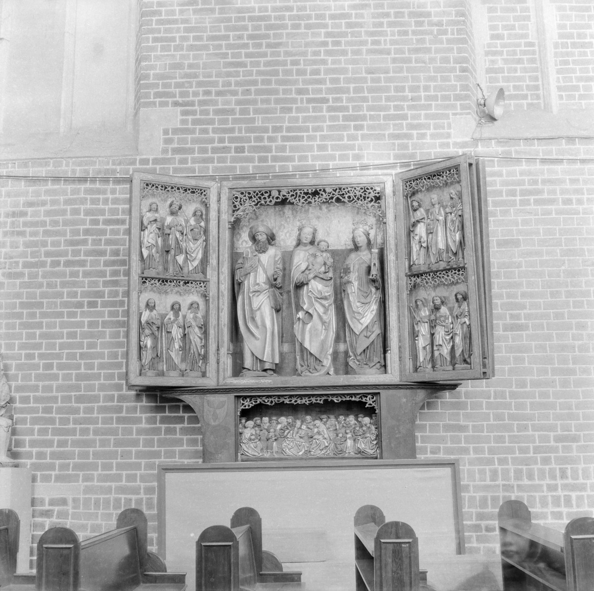 Kolegiata Świętego Krzyża i św. Bartłomieja - wnętrze nawy z tryptykiem., skan 1