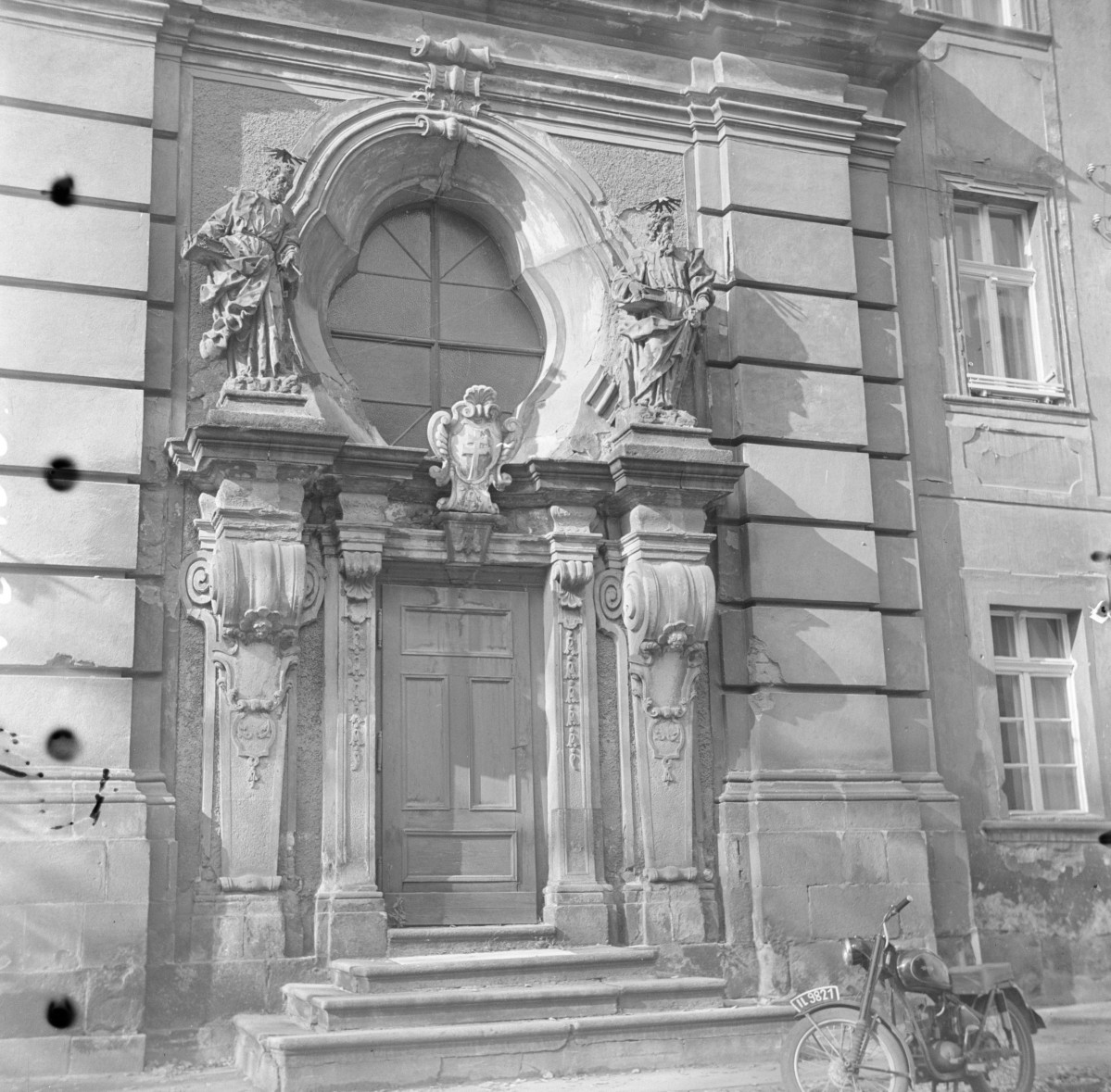 kościół Świętych Apostołów Piotra i Pawła - elewacja i portal, skan 1