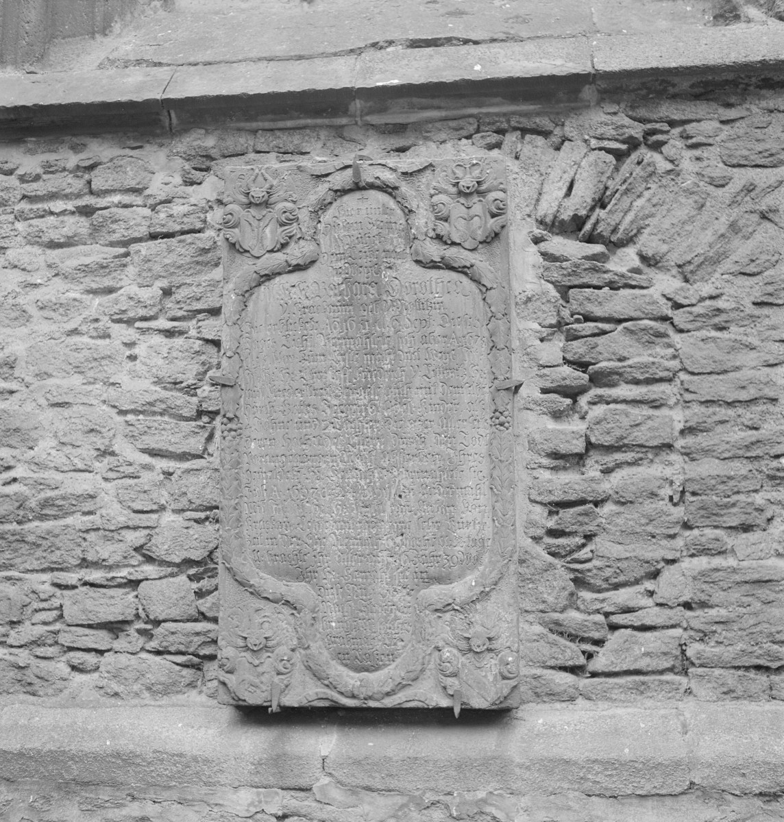 Bazylika kolegiacka św. apostołów Piotra i Pawła - epitafium Barbary von Crackau, skan 1