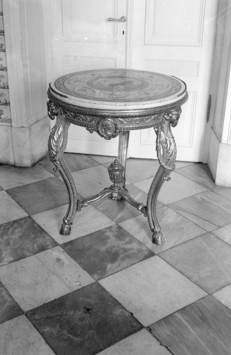 Łazienki Królewskie - pałac na wyspie - stolik, skan 1