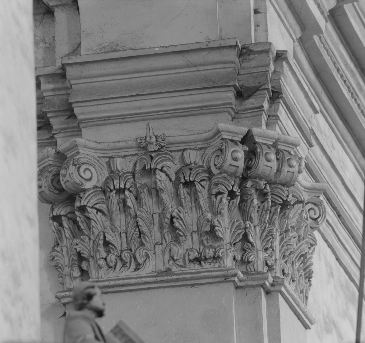 Bazyliki Wniebowzięcia NMP - wnętrze: kapiltel w prezbiterium, skan 1