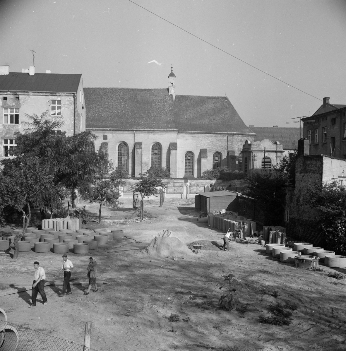 kościół klasztorny jezuitów pw. Nawiedzenia NMP - elewacja prezbiterium oraz plac , skan 1