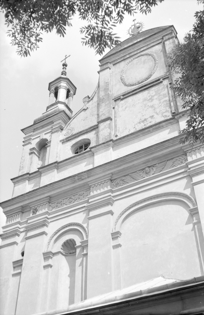 Kościół Wniebowzięcia Najświętszej Maryi Panny - elewacja zach. wysoki szczyt, pilastry., skan 1