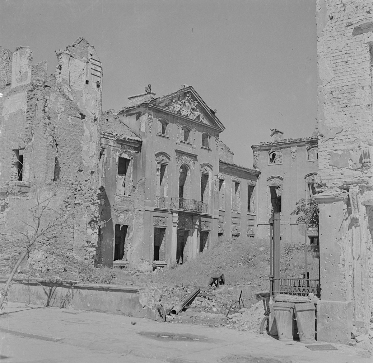 Zniszczony pałac Czapskich. Korpus główny pałacu. Widok od strony ul. Traugutta. Szczyt z tympanonem., skan 1