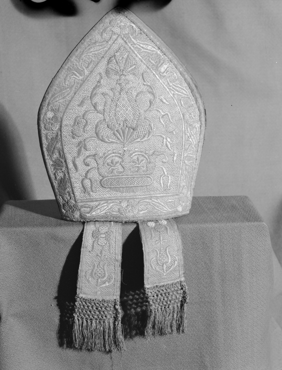 kościół pw. Wniebowzięcia Najświętszej Maryi Panny i św. Zygmunta - skarbiec katedralny - zbiory - infuła /XVIII w./, skan 1